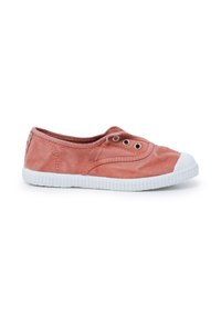 Scarpa slip-on in tela rosa con punta in gomma bianca, dotata di occhielli in metallo e suola in gomma testurizzata. Suola piatta per uso casual.