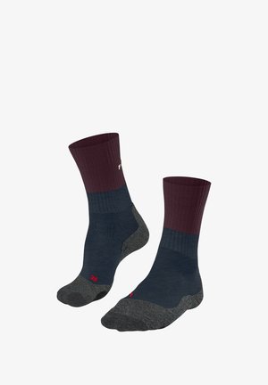 Marineblaue und burgunderrote Sportsocken aus einem Materialmix, mit strukturiertem Obermaterial, verstärktem Zehenbereich und rotem Markenlogo-Akzent.