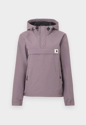 Hellviolette Anorak-Jacke mit Kapuze, Fronttasche, Kordelzug und elastischen Bündchen. Hergestellt aus einem glatten, wasserdichten Material.