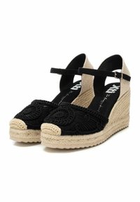 Zapatos de esparto de cuña de tela negra con intrincados patrones en espiral, suelas de yute trenzado y correas en el tobillo ajustables. Acentos de lona beige en la parte trasera.