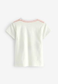 Hvid kortærmet t-shirt med røde dobbeltsyninger langs bagsiden af skulderne og en ensartet tekstur.