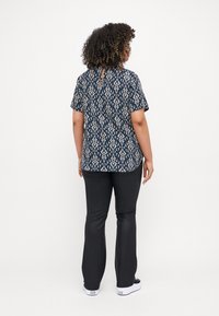 ONLY Carmakoma CARVICA LIFE  - T-shirt con stampa - total eclipse