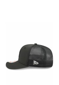 Casquette noire avec un devant solide et un arrière en mesh, présentant un visière courbée et un logo blanc sur le côté. Matériau lisse avec un motif texturé.