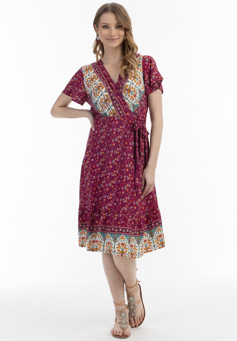 Rochie tip wrap de un magenta profund, cu modele florale, mâneci scurte și o curea modelată; prezintă o bandă contrastantă la tiv.