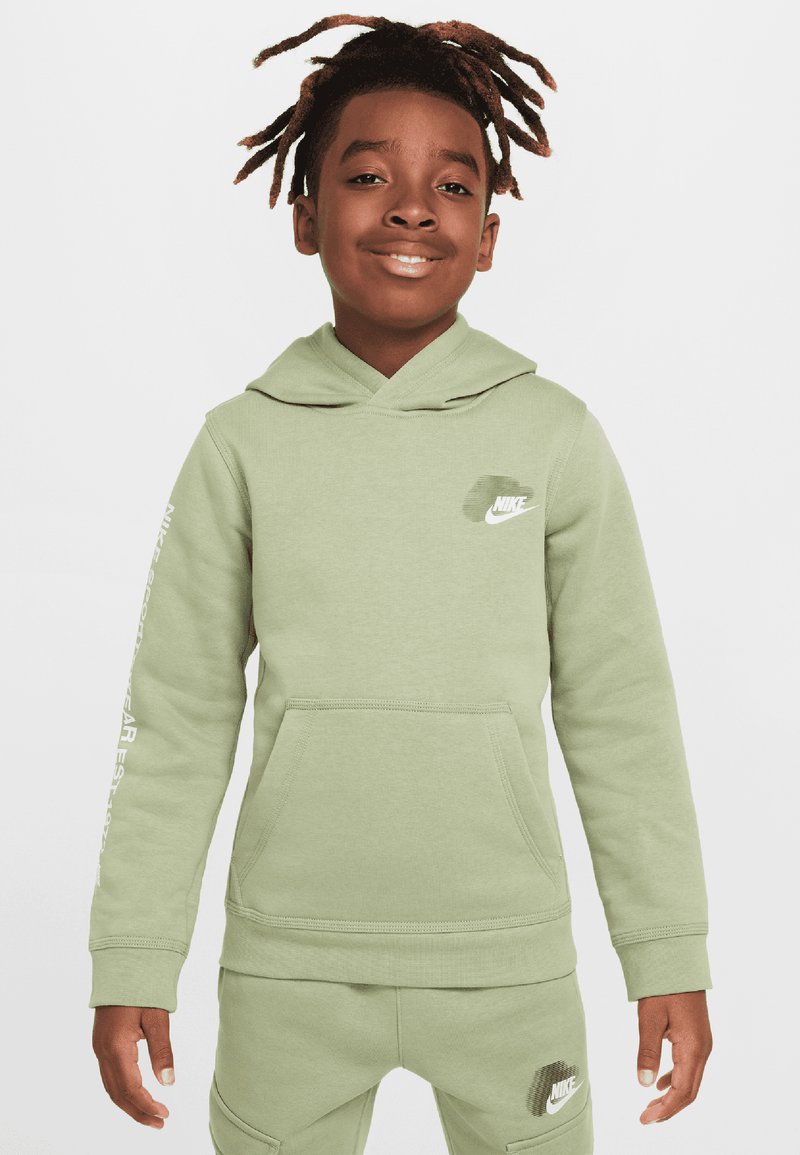 Hanorac Nike verde deschis, cu o buzunar frontal, mâneci ajustate și accente cu logo. Textură netedă, glugă ajustabilă și detalii minime în pattern.