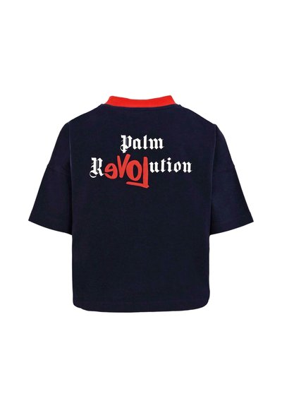 T-shirt oversized marine avec un col rouge. Présente "Palm Revolution" en lettres blanches et rouges au dos, avec un style de police en gras.