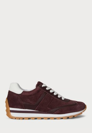 Burgunderfargede semskede sneakers med mesh-paneler, hvite lisser og en teksturert gummisåle med brune accenter og en hevet hæl.
