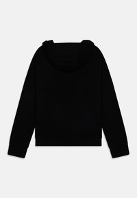 Sudadera negra con una textura suave, que cuenta con una gran capucha, mangas largas y un dobladillo acanalado. El diseño es simple y moderno.