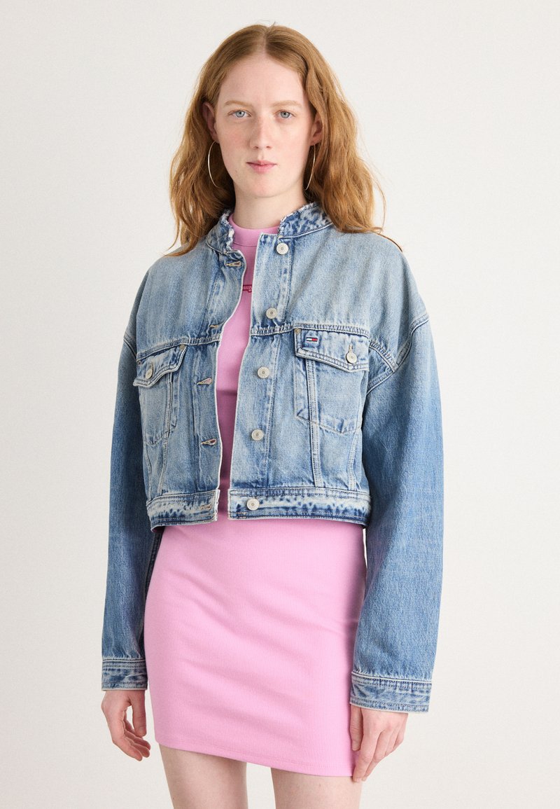 Tommy Jeans CROP TRUCKER JACKET - Jeansjacke - denim light