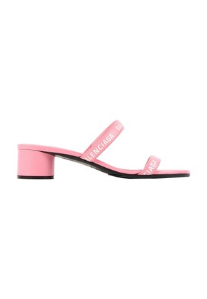 Pink sandal med to remme og blokhæl, med hvid Balenciaga-logo på remmene og sort sål.