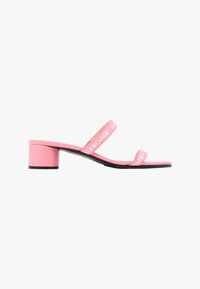 Sandale rose avec deux brides et talon bloc, avec le logo Balenciaga blanc sur les brides et une semelle noire.