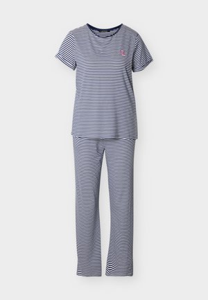 Conjunto de pijama de top de manga corta y pantalones largos a juego con rayas horizontales en azul marino y blanco, con pequeño logo rojo bordado en el pecho.