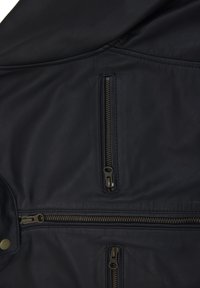 Giacca di pelle blu scuro con tre zip e hardware in ottone, caratterizzata da una texture liscia e cuciture dettagliate lungo il colletto e le cuciture.