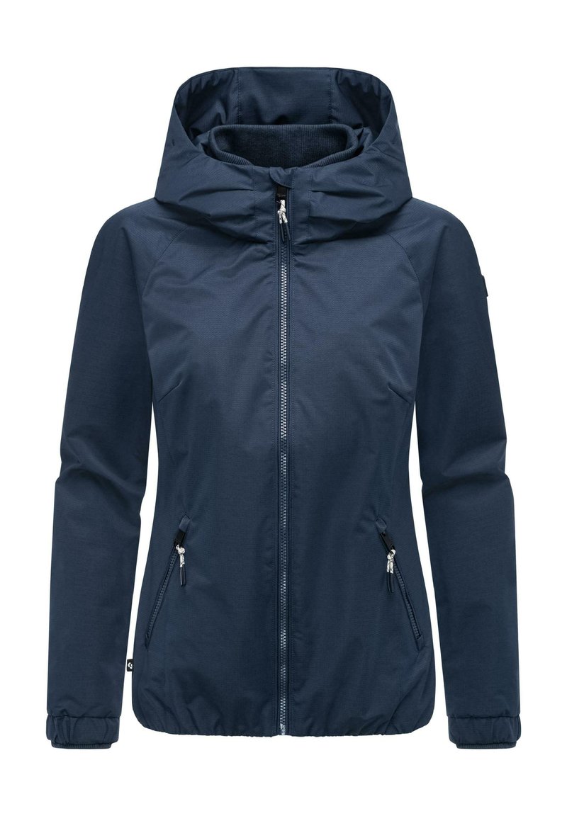 Veste imperméable bleu marine avec capuche, fermeture éclair à l'avant et poches latérales. Elle est dotée de poignets élastiques et d'un tissu léger et texturé.