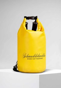 Sac étanche jaune avec fermeture à enroulement. Il dispose d'une sangle ajustable noire et d'un texte imprimé en lettres noires sur le devant.