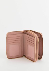 Billetera con cremallera en suave cuero rosa claro con herrajes en tono dorado, que cuenta con múltiples compartimentos para tarjetas y dos bolsillos transparentes para identificaciones, además de un interior espacioso.