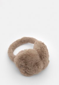 Căști pentru urechi din blană sintetică maro, cu bandă îmblănită căptușită, având o formă rotundă și textură moale, concepute pentru căldură și confort.