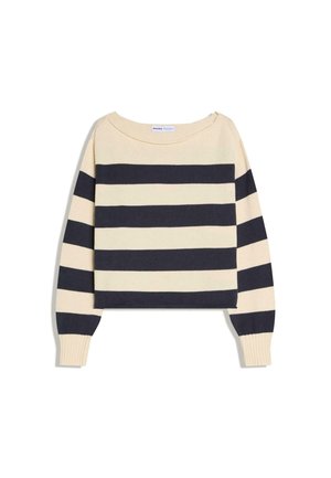 Krém- és tengerészkék csíkos, hosszú ujjú kötött pulóver bordázott mandzsettákkal és széles, kerek nyakkivágással, fehér háttéren laposan elhelyezve.