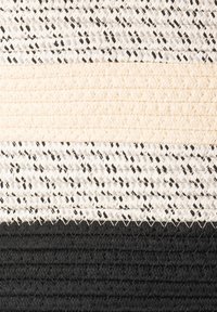 Spleciona tkanina w naprzemiennych paskach czerni, bieli i beżu, z teksturowanym splotem, ukazująca gładkie wykończenie i ciasne przeszwy.