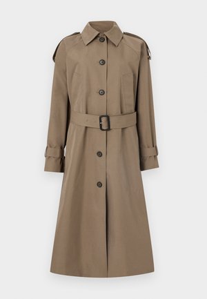 Trench-coat kaki avec patte de boutonnage devant, ceinture à la taille, épaulettes aux épaules et sangles aux poignets, présenté sur un fond gris clair uni.