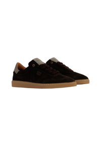 Sneaker in suede nere con suola in gomma marrone chiaro e dettagli grigi sulla parte posteriore. Presentano lacci e un marchio sul lato.
