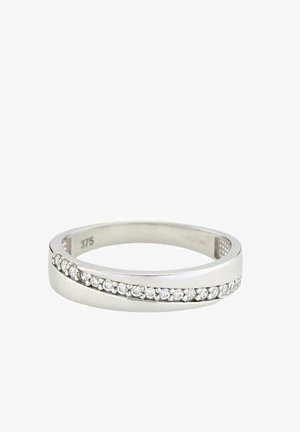 Biely zlatý prsteň s hladkým, lesklým pásom a radom malých, okrúhlych, čírych kamienkov osadených na jednej strane. Označené "375" vo vnútri.