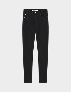 Jean en denim noir avec une coupe slim, taille mi-haute, cinq poches et des accessoires couleur argent. Présente une texture lisse et un design minimaliste.