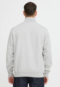 Grijze pullover sweatshirt met hoge kraag, geribde manchetten en zoom. Gemaakt van zachte jersey stof, met een gladde textuur en een eenvoudig ontwerp.