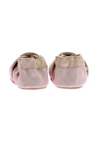 Chaussures en tissu rose avec une texture douce, une forme arrondie, un col élastiqué et une semelle plate de couleur brun clair. Légère brillance sur le matériau.