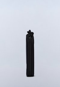 Zwarte portemonnee met een gestructureerd oppervlak, voorzien van een ritssluiting aan één rand en een slank profiel, ontworpen voor een compacte opbergruimte.