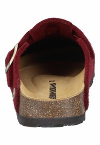 Rote Filz-Pantoletten mit Korksohle und verstellbarem Riemen, von hinten betrachtet, wobei die konturierte Einlegesohle mit der Markenbezeichnung "BRINKMANN" zu sehen ist.