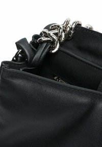 Borsa a mano in pelle nera con superficie testurizzata, catena in metallo argentato e scomparto interno con cerniera. Rifinita con bordi lisci.