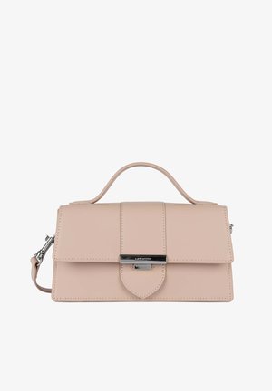 Sac à main rectangulaire en cuir beige avec poignée supérieure, rabat avant, fermoir argenté et bandoulière détachable sur fond blanc.