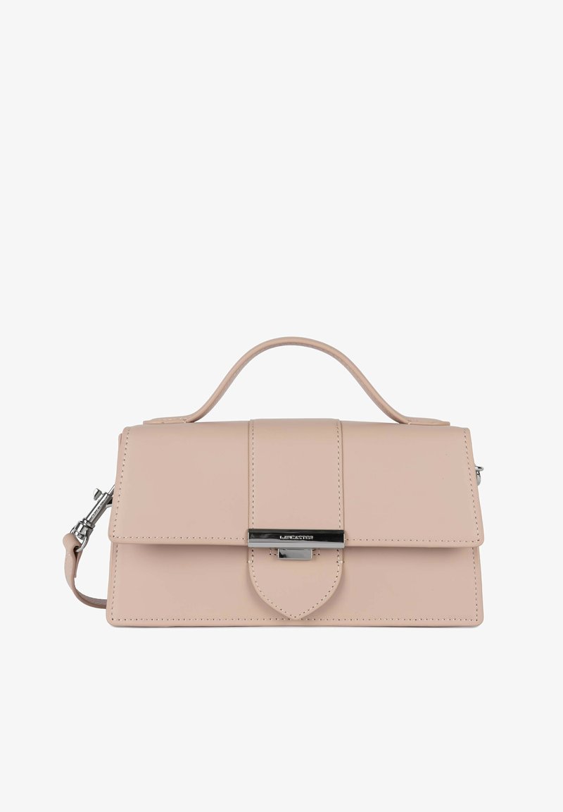 Sac à main rectangulaire en cuir beige avec poignée supérieure, rabat avant, fermoir argenté et bandoulière détachable sur fond blanc.