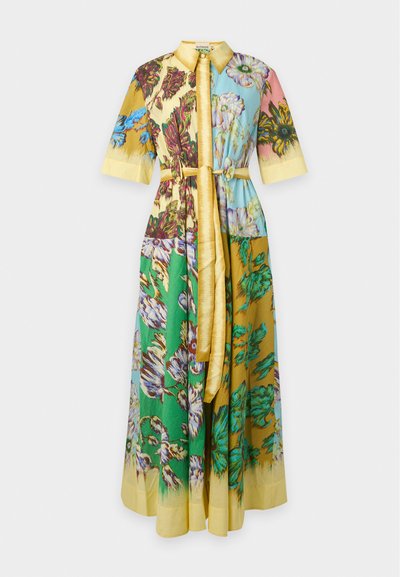Robe longue fleurie avec manches courtes, col jaune, ceinture et sections patchwork en vert, bleu, rose et moutarde.