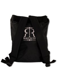 Zwarte rugzak gemaakt van nylon met verstelbare banden. Bevat het logo "ROBIN RUTH" in het wit. Strak, gladde textuur met minimale details.