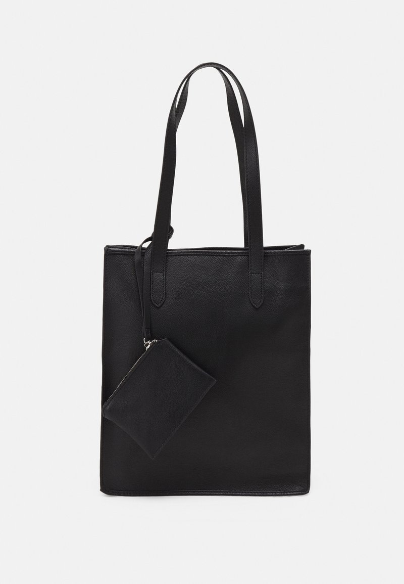 Sac fourre-tout en cuir noir avec deux longues anses et une petite pochette zippée attachée suspendue à l'avant sur fond blanc.