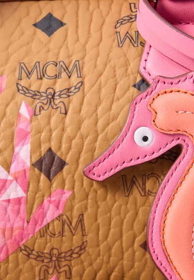 MCM ELLA CORAL MOUNTAIN BOSTON - Ručna torba - sangria sunset