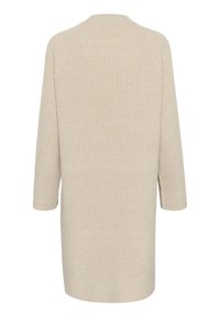 Robe pull beige côtelée longue à manches trois-quarts, avec une coupe décontractée et un motif tricoté texturé.