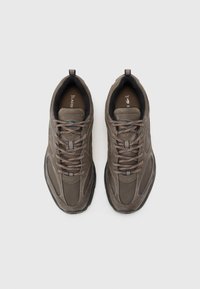 Lacoste STORM - Tenisice - dark brown