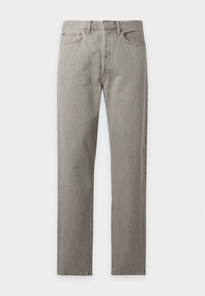 Jean denim gris coupe droite avec fermeture devant par bouton et zip, passants de ceinture et design cinq poches sur fond blanc.
