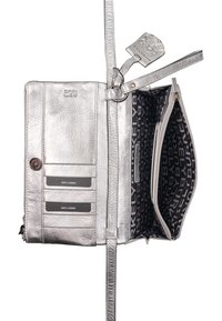 Srebrna skórzana torebka o fakturowanej powierzchni, z zamkiem błyskawicznym, wewnętrznymi kieszeniami i miejscami na karty kredytowe. Wyposażona w czarną podszewkę z wzorem logo.