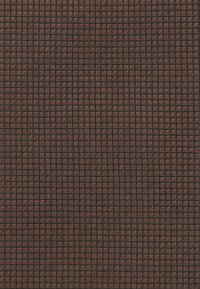 Brązowa strukturalna tkanina z małym wzorem kwadratowej siatki, lekko połyskująca. Materiał wydaje się trwały i sztywny.