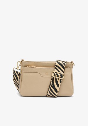 Beige lederen crossbody tas met een gestructureerde afwerking, voorzien van een gedurfde zwart-beige zebra stripe schouderband en gouden hardware accenten.