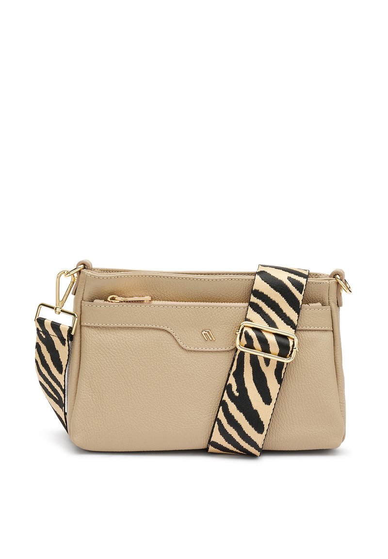 Borsa a tracolla in pelle beige con finitura testurizzata, caratterizzata da una tracolla a strisce zebra nere e beige audaci e dettagli in hardware dorato.