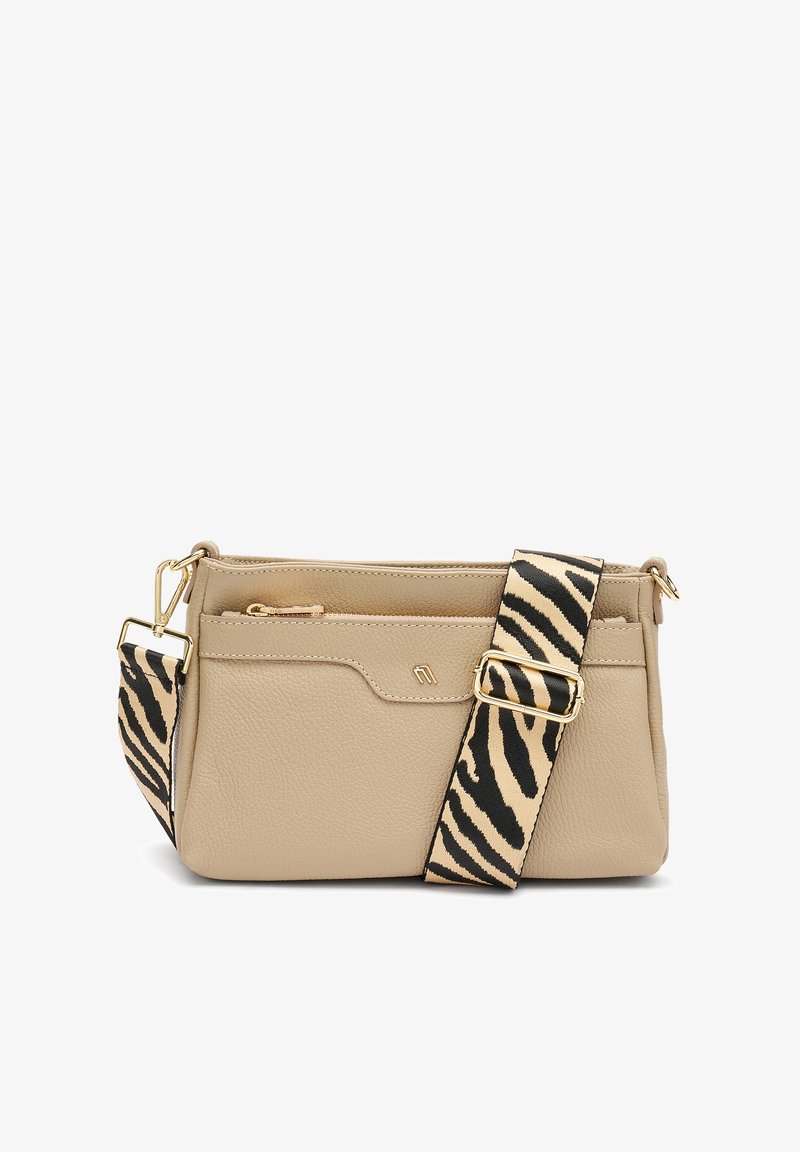 Borsa a tracolla in pelle beige con finitura testurizzata, caratterizzata da una tracolla a strisce zebra nere e beige audaci e dettagli in hardware dorato.