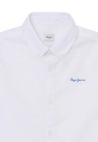 Biała koszula z długim rękawem wykonana z bawełny. Posiada kołnierz, przedni panel zapinany na guziki oraz niebieski haftowany logo "Pepe Jeans".