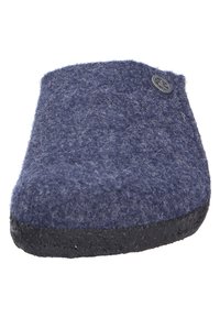 Mörkblå filttoffel med en strukturerad yta, svart gummiklädd sula och en liten logotypflik på sidan. Rundad form för komfort.