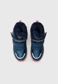 Dziecięce granatowe zimowe buty z różowymi podeszwami i pluszowym wykończeniem, z zapięciem na rzepy i marką KangaROOS.
