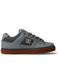 Scarpe da skate grigie con una finitura testurizzata, caratterizzate da un collare imbottito, dettagli in mesh grigio scuro e una suola in gomma marrone. Logo sul lato.